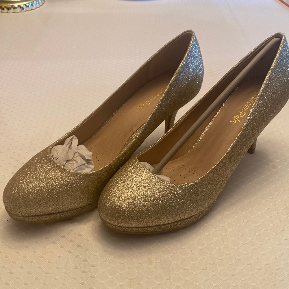 Toetos Gold Glitter Pumps